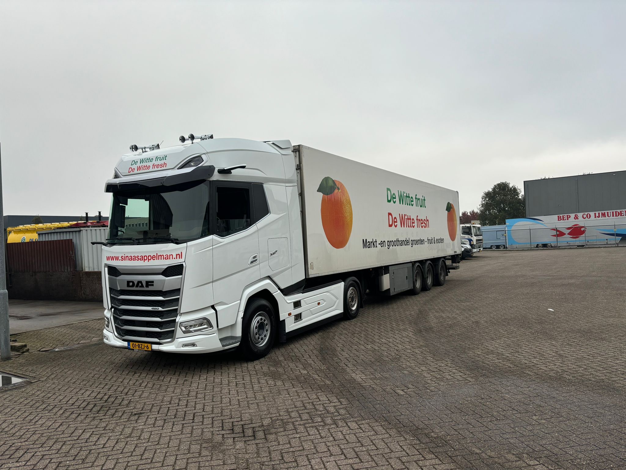 vrachtwagen van de witte fruit